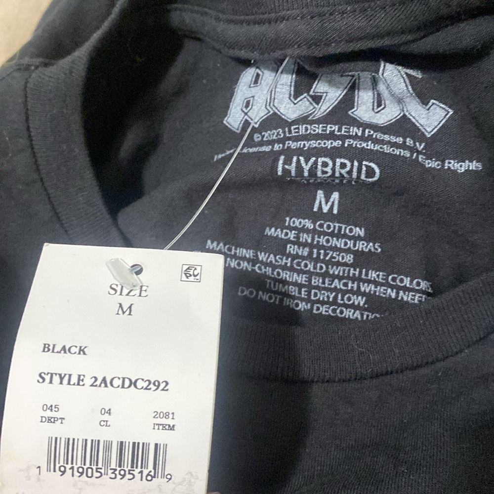 🪿NWT AC/DC Black graphic tee! - Picture 7 of 7